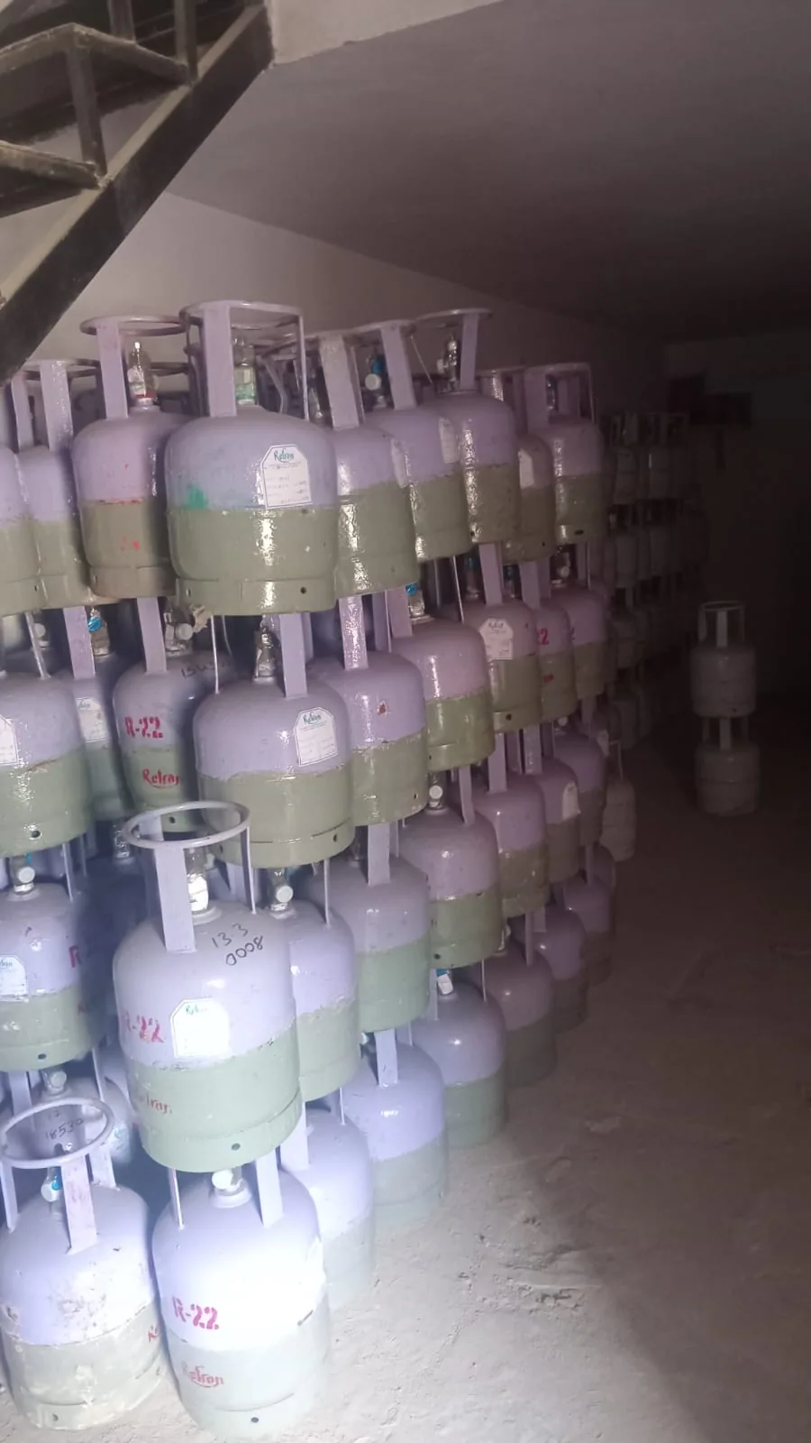 Smaller Refron R-22 refrigerant cylinders in stock at Shree Suswani Refrigeration, Secunderabad
