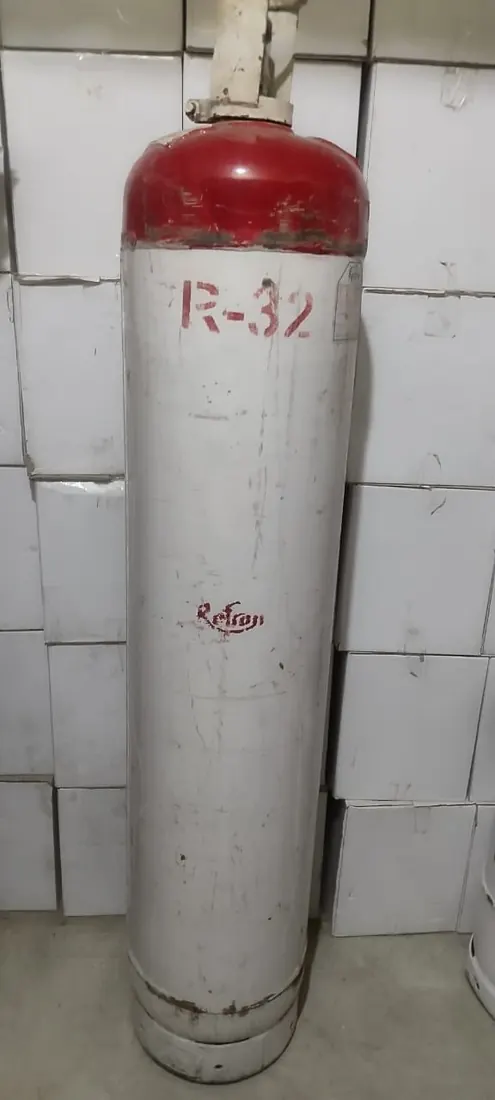 Refron R-32 refrigerant cylinder, large format, with brand label