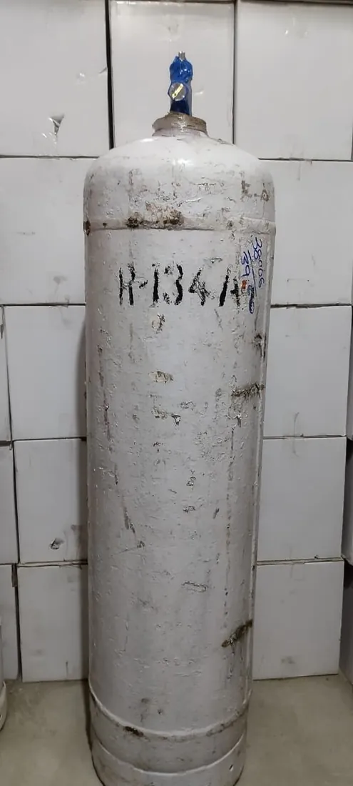 Stallion R-134a refrigerant cylinder, large format, stencilled R-134A, at Shree Suswani Refrigeration in Secunderabad