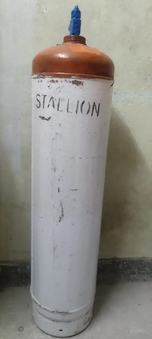 Stallion R-404A refrigerant cylinder, large format, with brand marking
