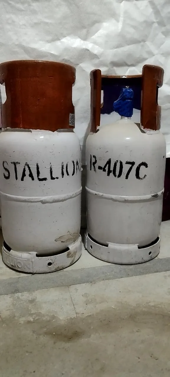 Stallion R-407C refrigerant cylinder, smaller format, with brand label