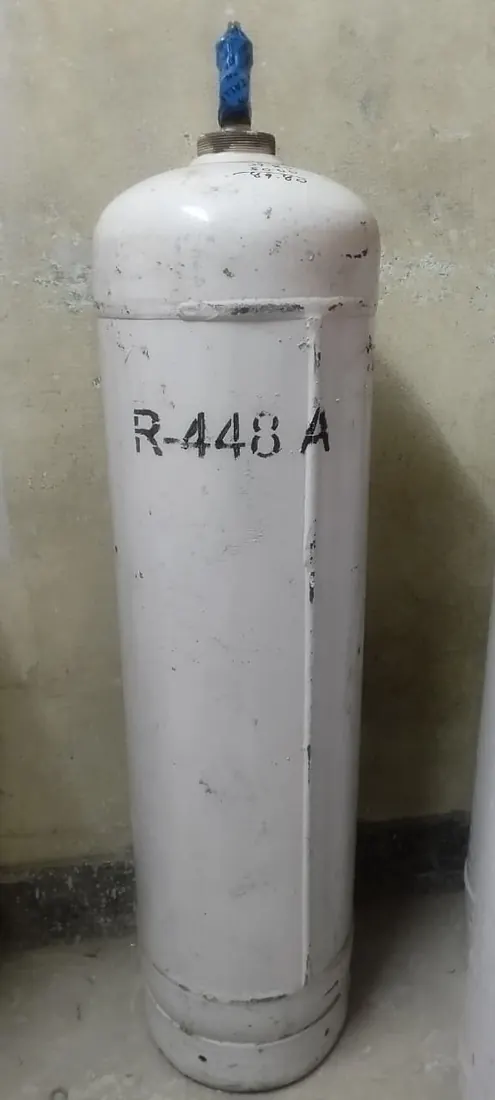 Stallion R-448A refrigerant cylinder, valve and collar detail